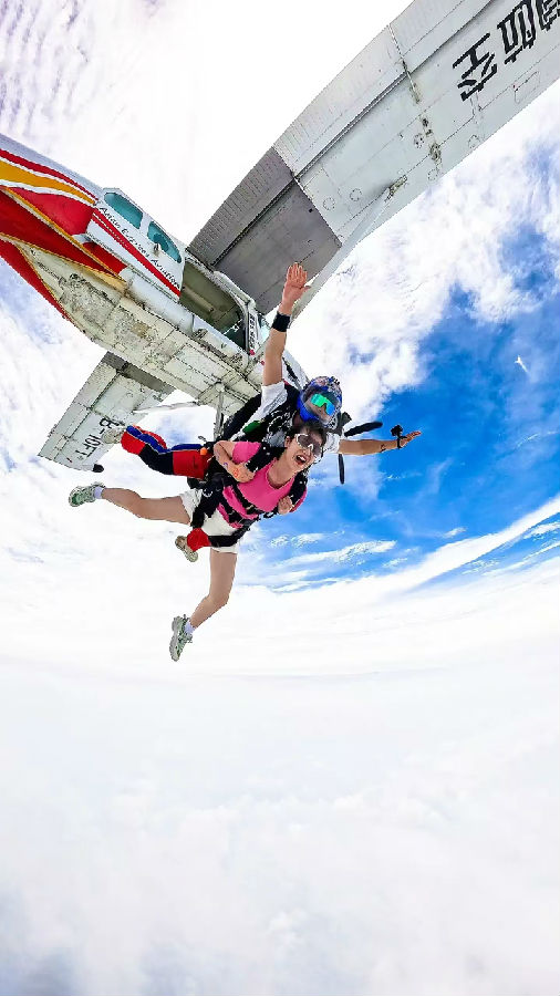 “高空跳伞” (陈崇  摄)