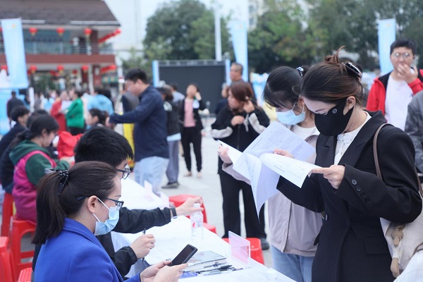 求职者了解企业招聘岗位信息（文宏武 摄）