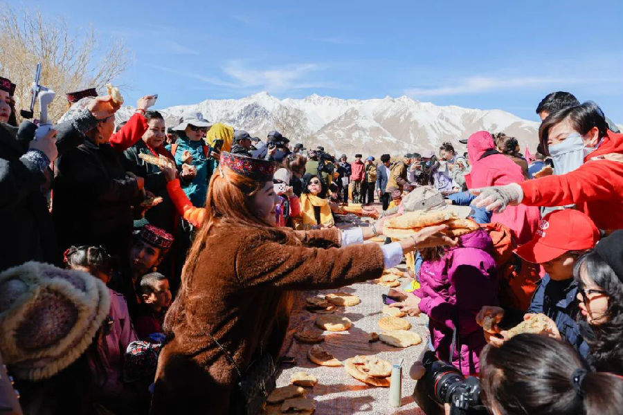 各族群众共同庆祝“破冰引水·迎春播种”民俗活动（侯立超 摄）