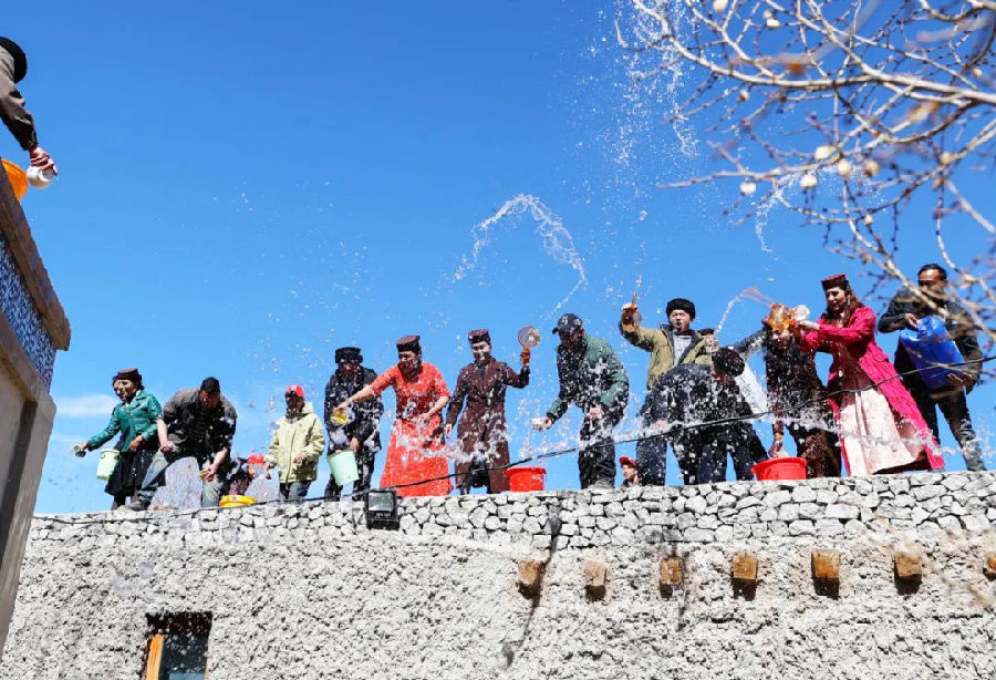 各族群众欢聚一堂，泼水庆祝（侯立超 摄）