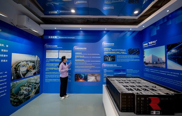 饰苑展厅陈列润泽科技智算中心等模型（邓晓龙 摄）