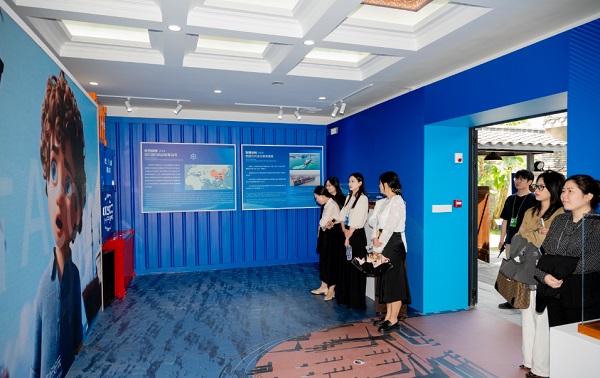 观展嘉宾在锦苑展厅参观儋州洋浦开放发展的丰硕成果（邓晓龙 摄）