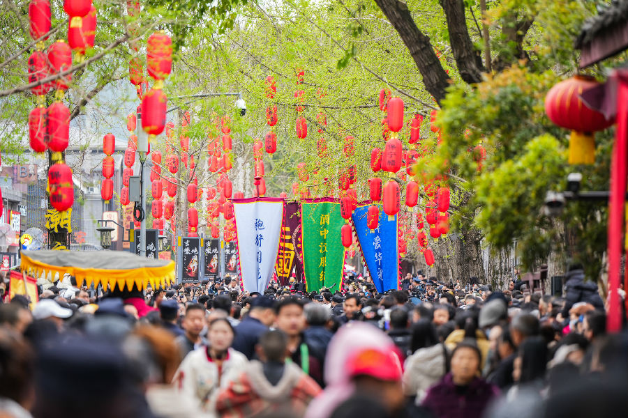 游人如织（张晓东  摄）