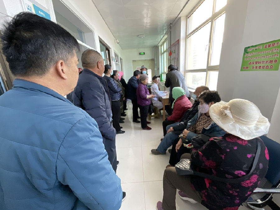 恰卜恰镇卫生院为辖区老年人开展免费体检（申维祖 摄）
