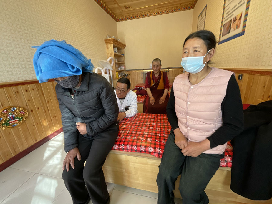 村医在加拉村卫生室为村民开展日常诊疗（申维祖 摄）