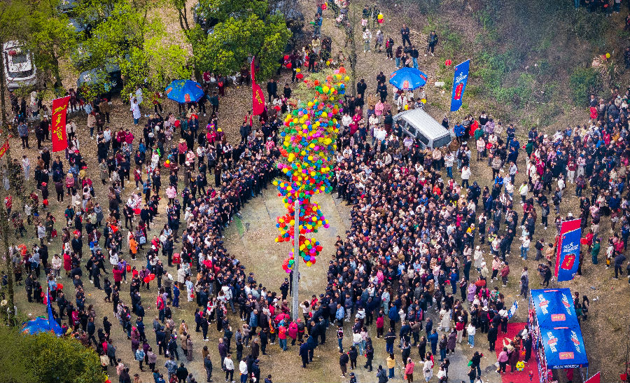 抢四色彩球祈福活动（谈成 摄）