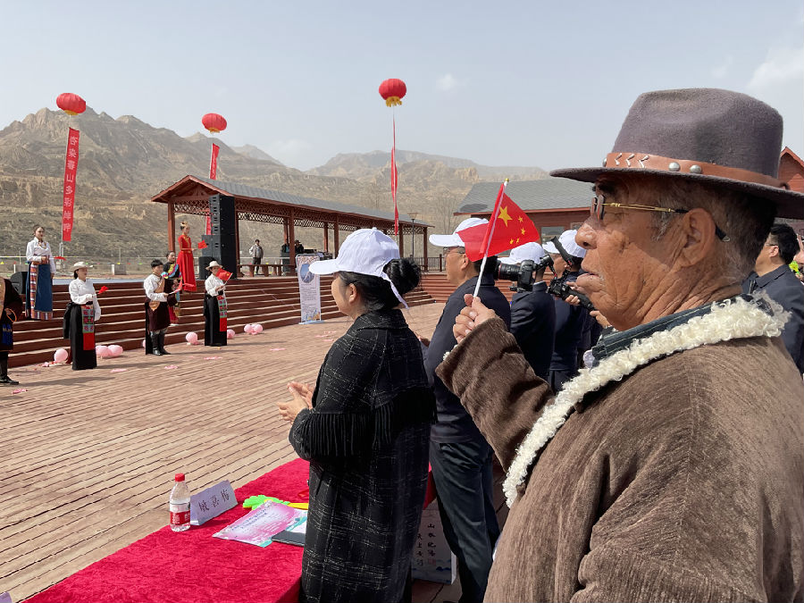 群众观看演出（申维祖 摄）