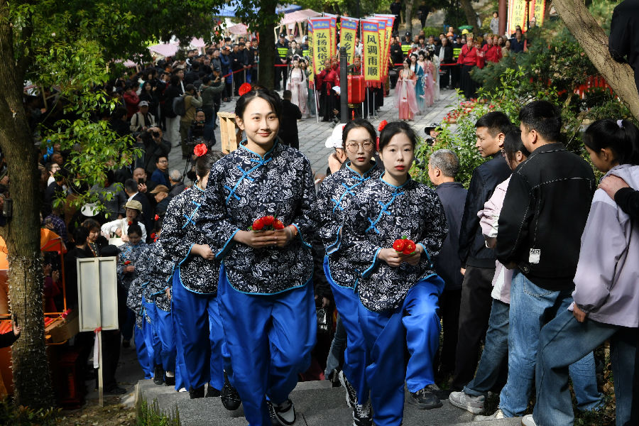 沿青石板路拾级而上现场（沈勇强&nbsp;摄）