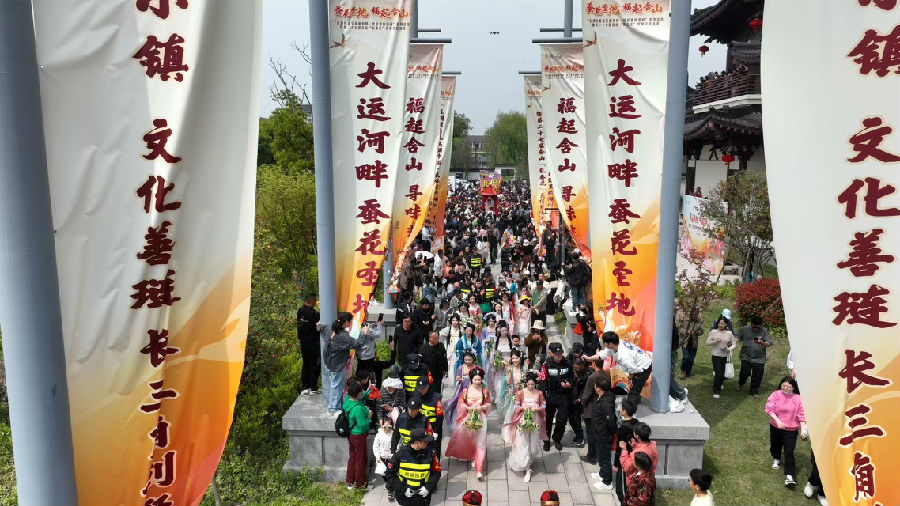 蚕花娘娘巡游现场&nbsp;（沈勇强&nbsp;摄）