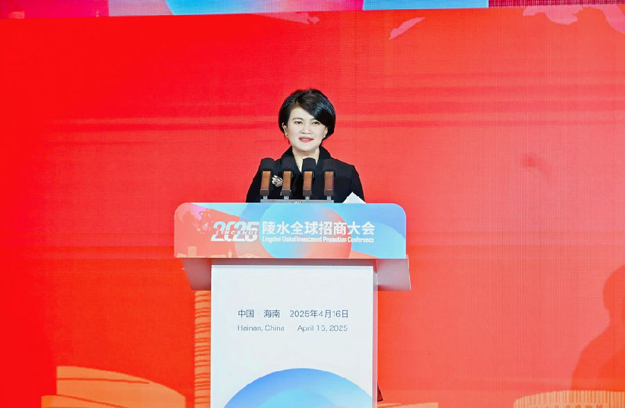 陵水县委副书记、县长罗桦作招商推介（李霜梅 摄）