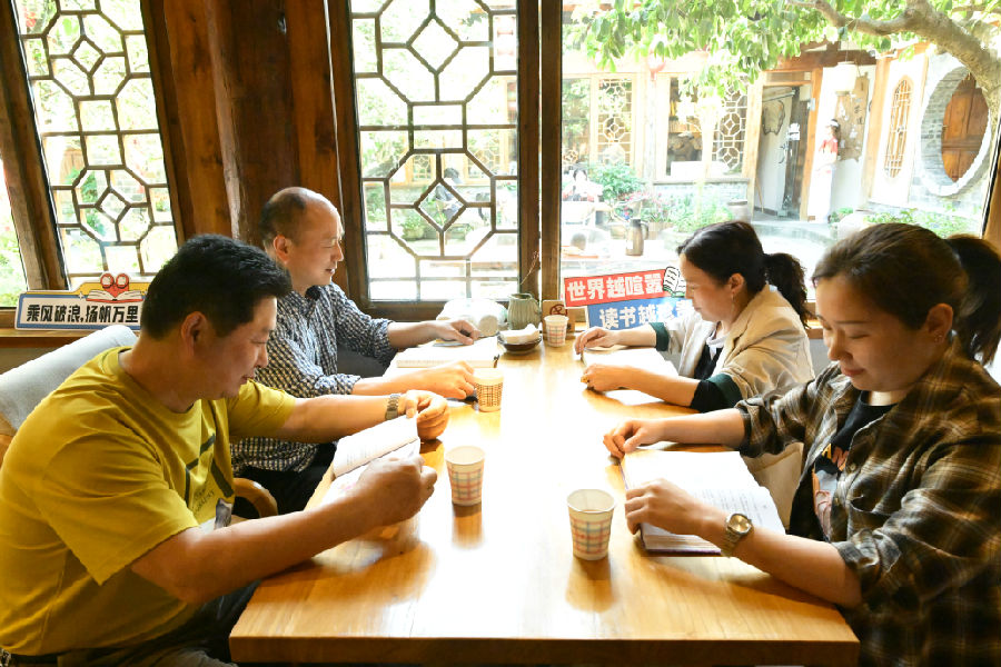 阆中古城大街小巷处处弥漫着浓浓书香 （张晓东  摄）