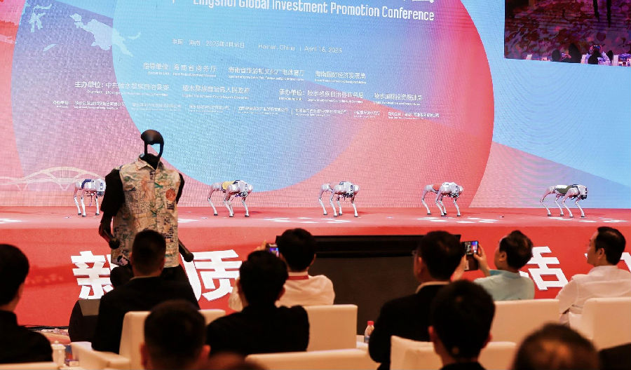 宇树机器人表演（李霜梅 摄）