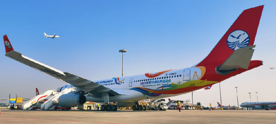 “成都世运号”主题涂装飞机 （戚原 摄）