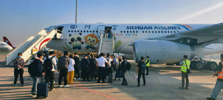 “成都世运号”主题涂装飞机 （戚原 摄）