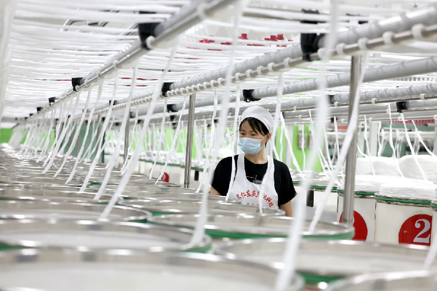 汉川工人正在车间作业（尹青 摄）