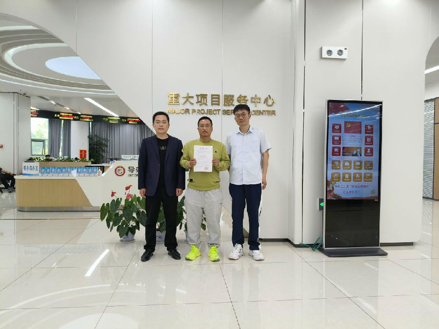 工作人员现场发放《准予施工通知书》（赵瑞超 摄）