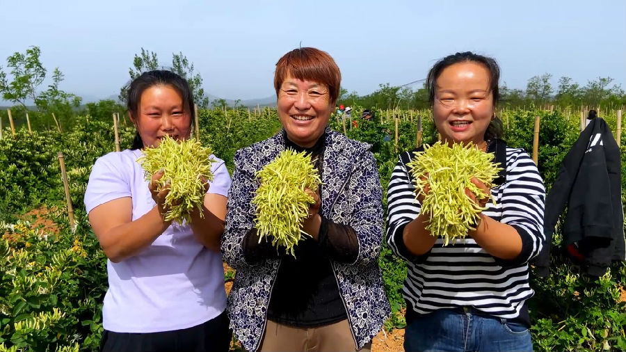 村民展示劳动成果（霍东东 摄）