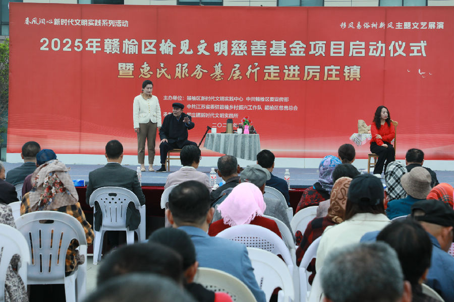 现场表演移风易俗主题小品《百善孝为先》（张代桂摄）