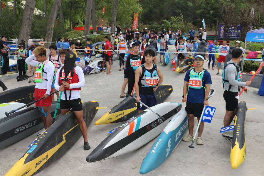 众多桨板选手在候赛区等候参加比赛（姚书勤&nbsp;摄）
