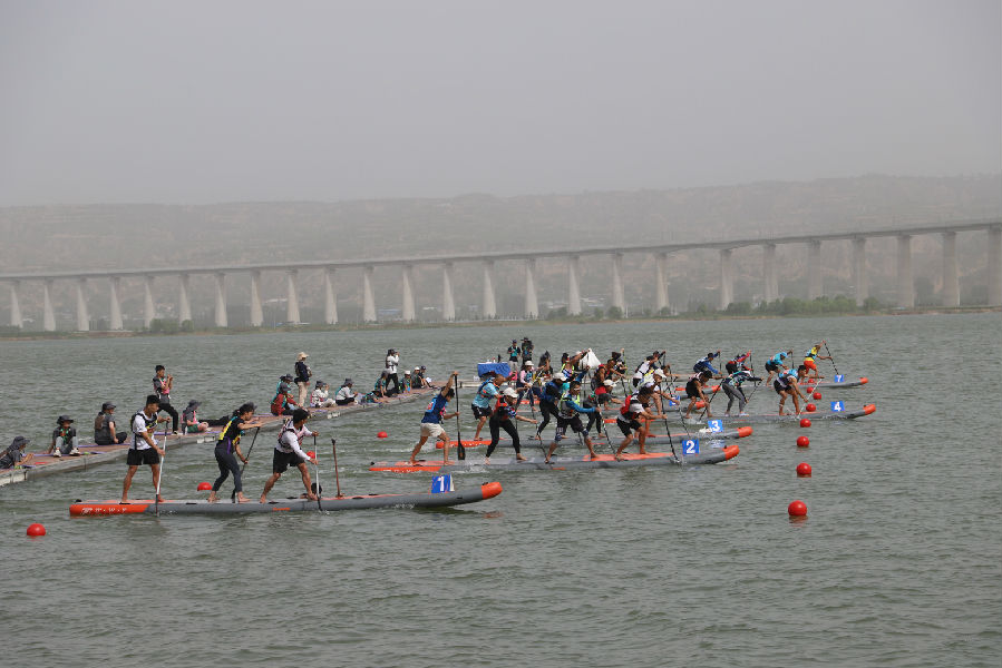 多组桨板选手奋力挥桨黄河之上（姚书勤&nbsp;摄）