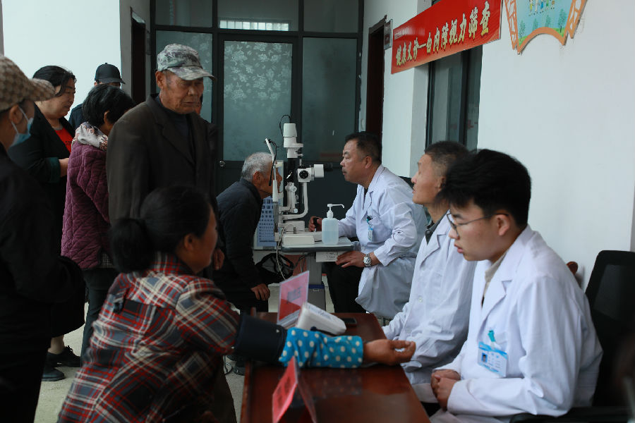 在厉庄镇赤涧二村开展健康义诊惠民服务活动（张代桂摄）