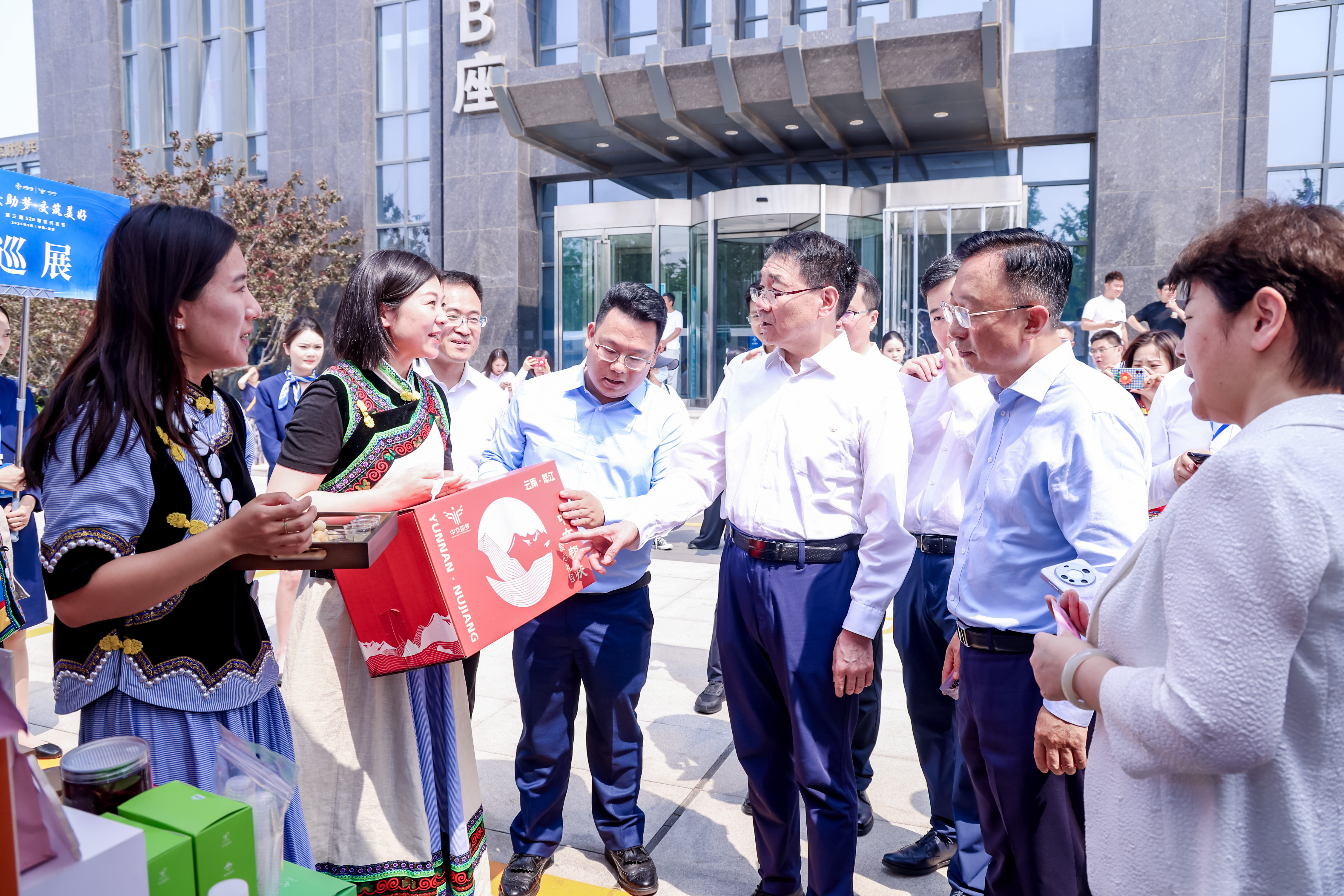 中交集团党委副书记刘翔（右三）向参展企业了解销售情况（万康 摄）