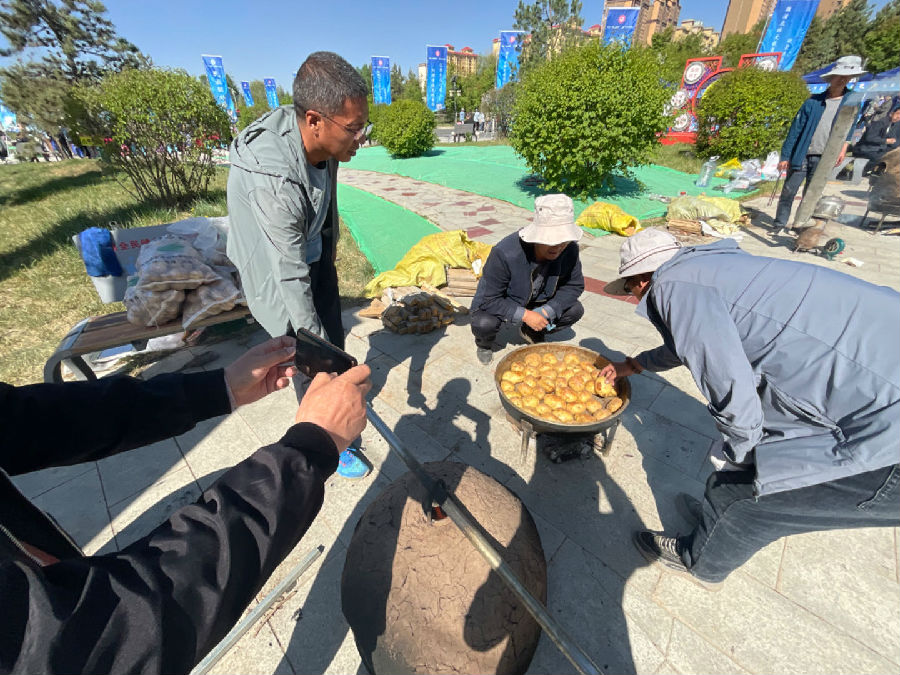 农特产品吸引游客（申维祖 摄）