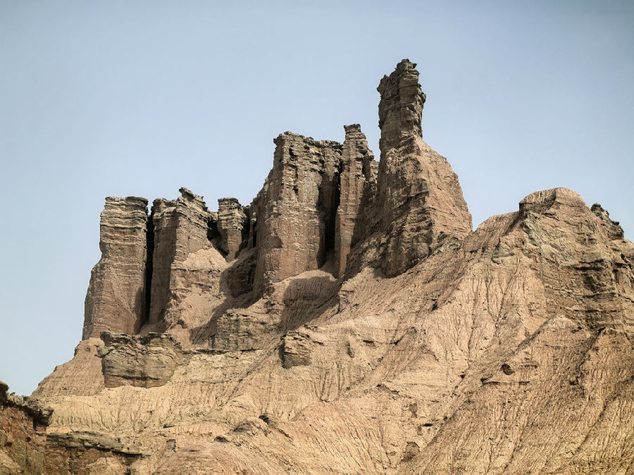 克孜尔红石林景区景色（查燕荣 摄）