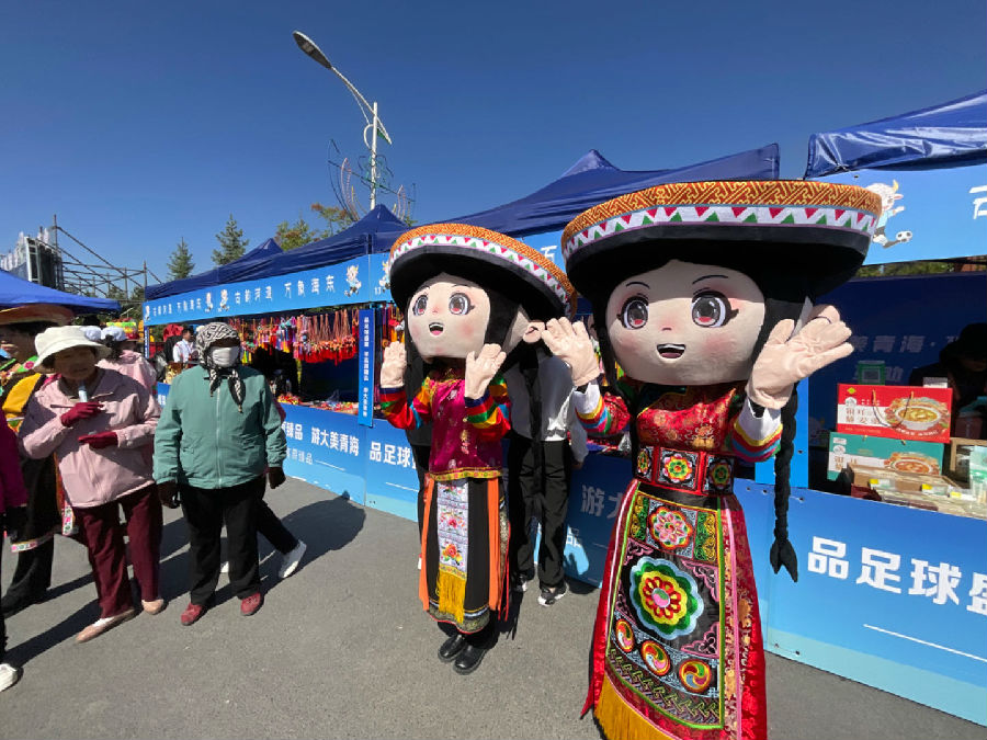 土族儿女欢迎远方嘉宾来做客（申维祖 摄）