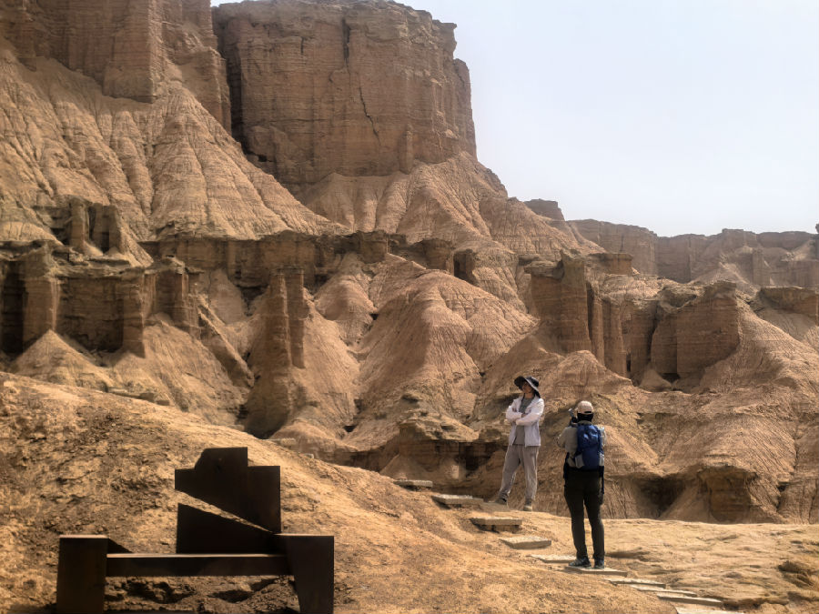 游客在克孜尔红石林景区打卡拍照（查燕荣 摄）