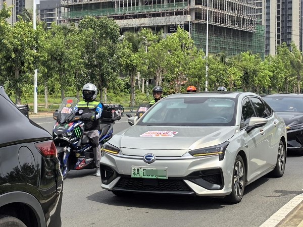 “爱心送考”车辆（骆金梅 摄）