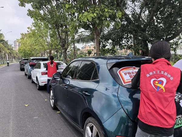 志愿者贴上“爱心送考”车贴（骆金梅 摄）