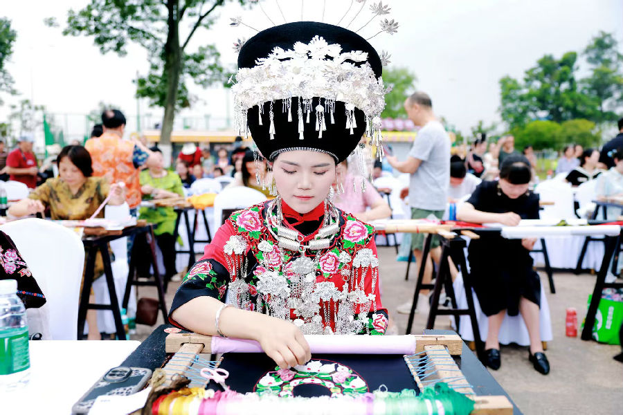 刺绣技艺交流(橙红 摄) 刺绣技艺交流(橙红 摄)