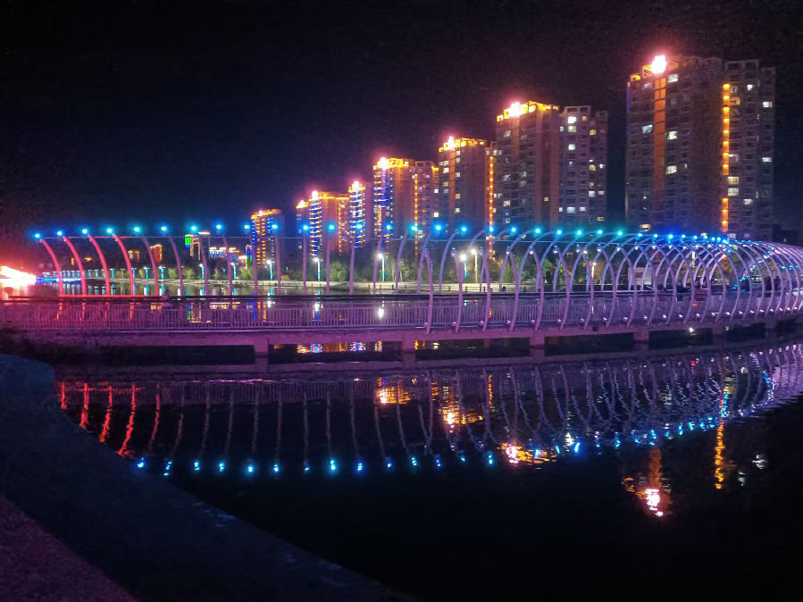 额敏河畔夜景(柳鹏 摄) 额敏河畔夜景(柳鹏 摄)