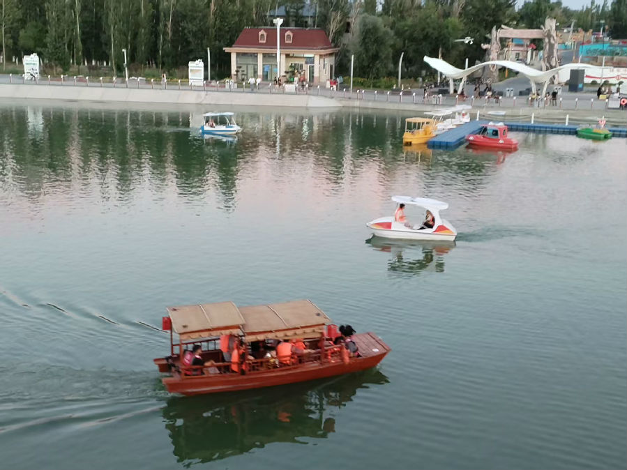 额敏河水上乐园游船往来(柳鹏 摄) 额敏河水上乐园游船往来(柳鹏 摄)
