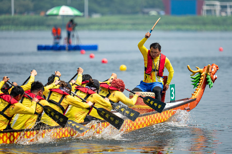 比较现场龙舟健儿奋起直追（石教星 摄）