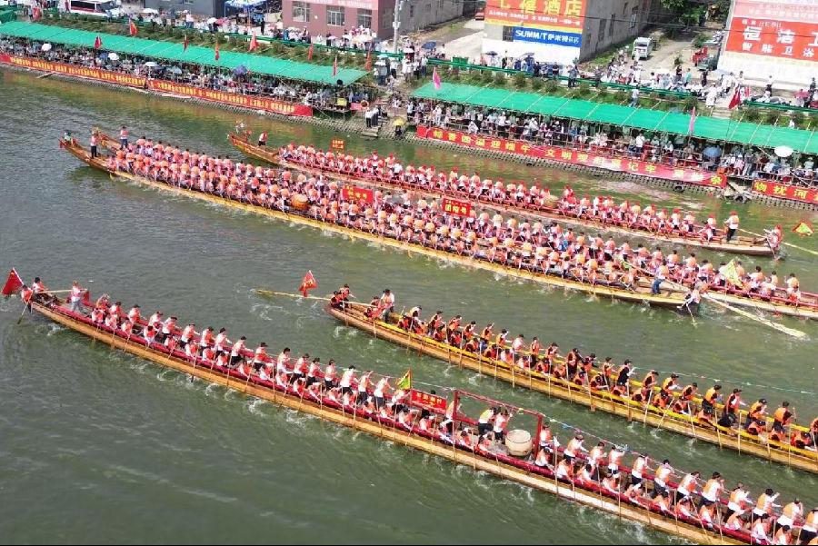 端午前夕，在黄梅县小池镇东港河道，各条龙船你追我赶。（卢记国 摄）