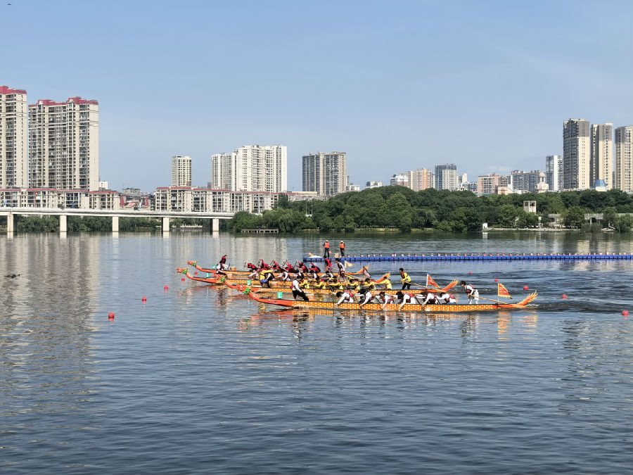 龙舟比赛现场（余惠玲 摄）