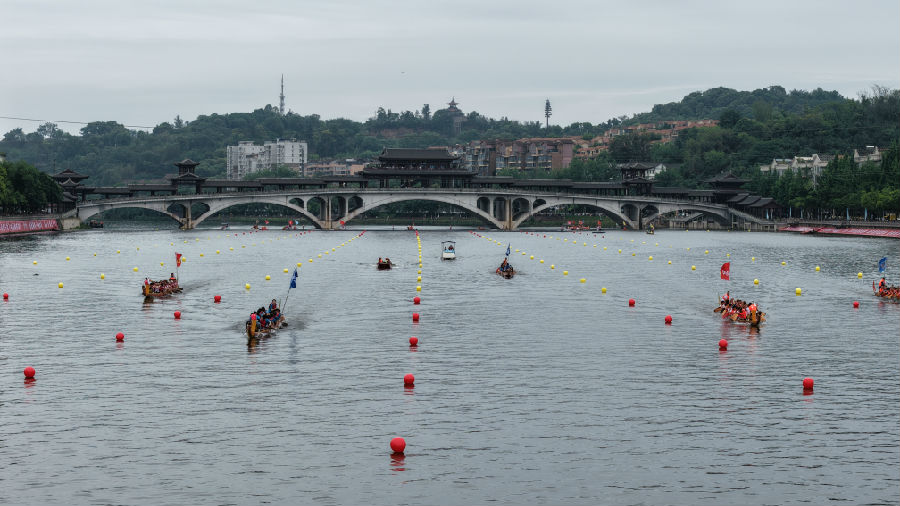 鼓破青云桨劈流（戚原 摄）