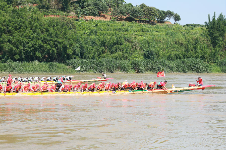 九龙江北溪上龙舟队赛事（许鹏飞 摄）
