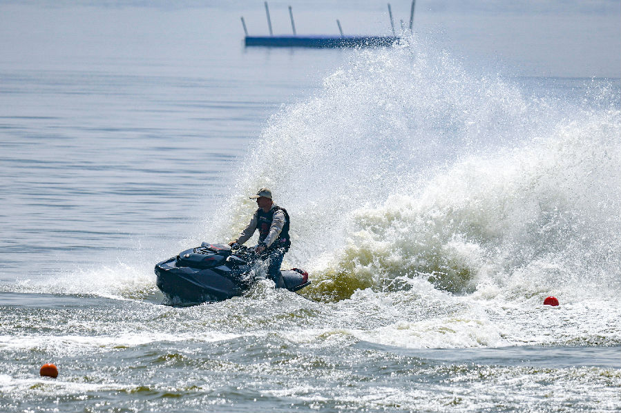水上摩托表演（刘霄华 摄）