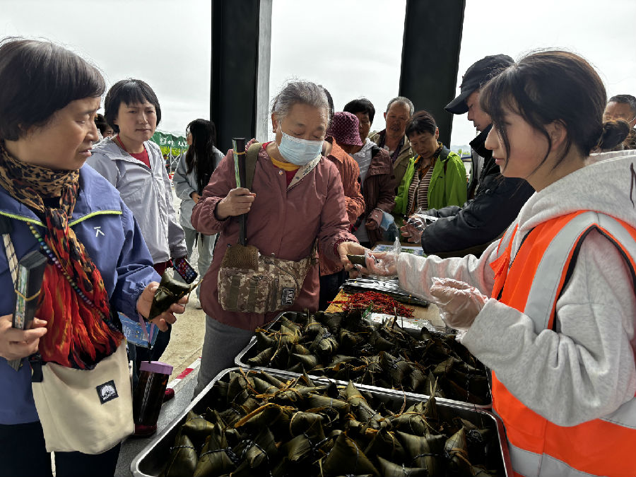 游客品尝粽子  （陈佳文 摄）