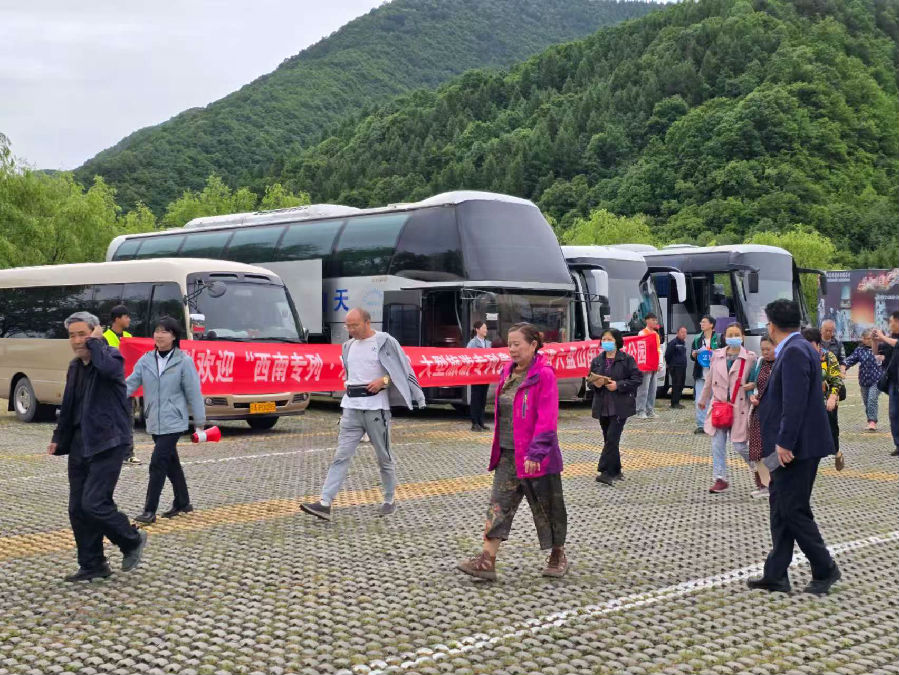 西南地区游客到达固原  （陈佳文 摄）