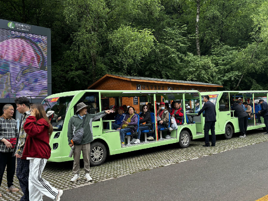 游客到达景区（陈佳文 摄）