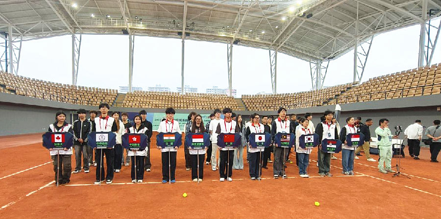 参加开幕式的球员代表 (曾庆华 摄) 参加开幕式的球员代表 (曾庆华 摄)