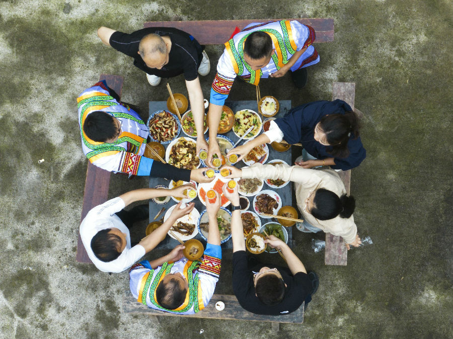 举杯畅饮（赵勇 摄）