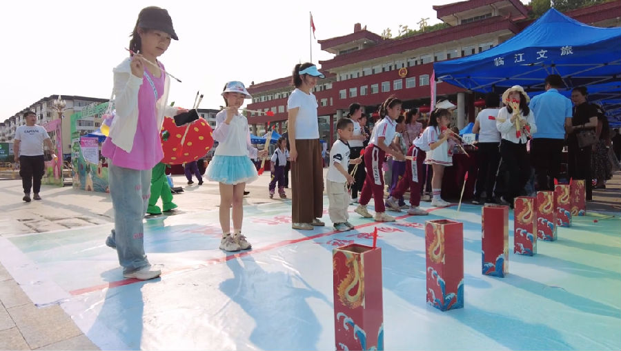 孩子们在体验投壶（刘嘉颖 摄）