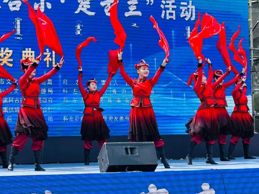  科左后旗乌兰牧骑表演现场（英艳 摄）