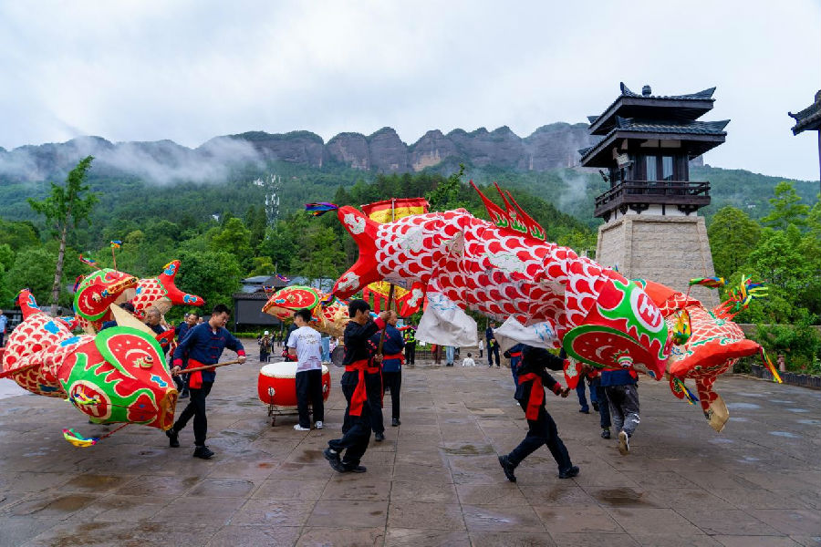 瞻淇鱼灯走进剑门关（夏志鹏 摄）