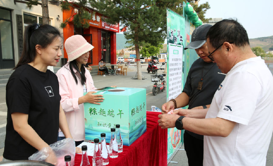 市民参与“粽”趣端午知识竞答（刘嘉颖 摄）